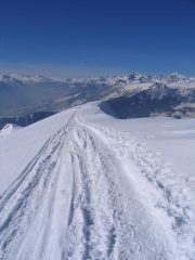 In discesa, appena dopo la cresta, con sullo sfondo il M. Bianco