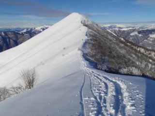 la cima alla destra il pendio di discesa