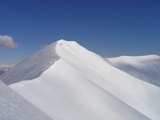 Sulla destra il versante di discesa