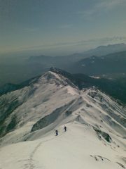 Arrivo in vetta per la cresta Sud, sullo sfondo Sapei e Rocca Sella