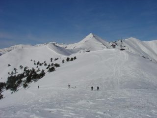 pianoro sotto la cima, con la merla sullo sfondo