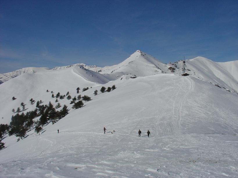 pianoro sotto la cima, con la merla sullo sfondo