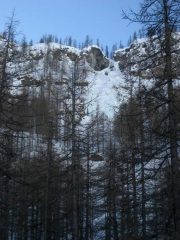 La cascata di Rocca Tovo sommersa dalla neve
