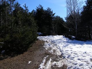 Un po' di neve verso il Colle della Serva