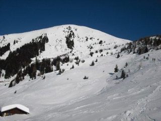 appena usciti dal bosco, ben visibile la valanga scesa dal centro della parete