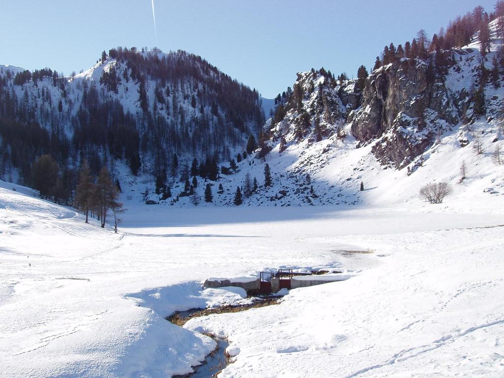 Il Lago nero ghiacciato