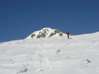 salendo sul costone su neve tutta ventata