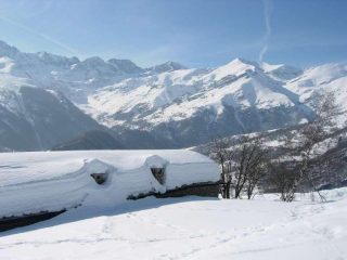 Baita semisepolta dalla neve