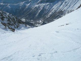 La parte centrale. Visibile in basso il segno della slavina
