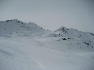 Cima d'Azoglio a sx e Tschavinerhorn a dx del colletto