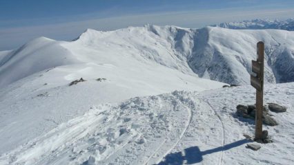il lato opposto dell'anfiteatro con i monte grum e bram