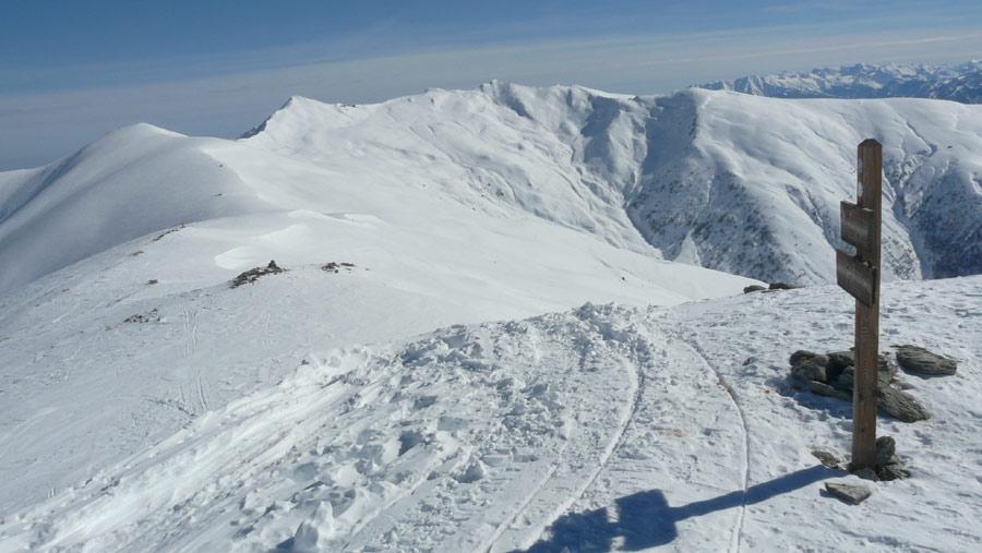 il lato opposto dell'anfiteatro con i monte grum e bram