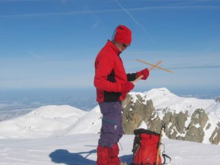 Renato ripone la croce