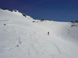 In discesa con la Rasciassa alle spalle