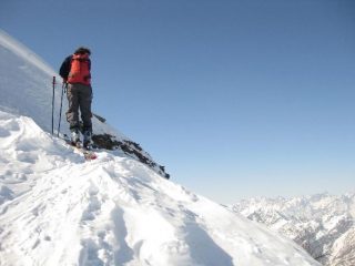 Quasi sul crinale di vetta