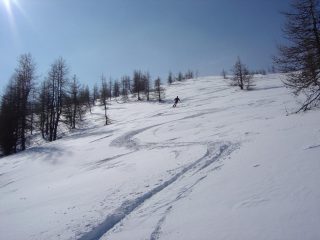 Discesa su neve ventata morbida