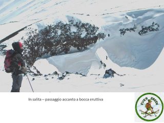in salita accanto a bocca eruttiva