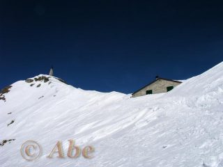 Rifugio sommerso dalla neve e Redentore