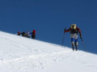 Il gruppo si staglia contro il cielo