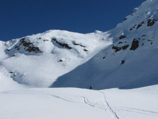 da piazza d'armi l'ultimo tratto al colletto, sulla destra la cresta per la cima