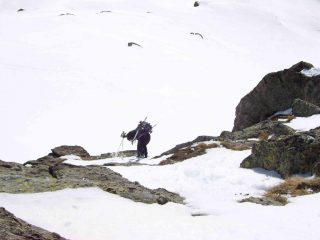 Passaggio con sci in spalla