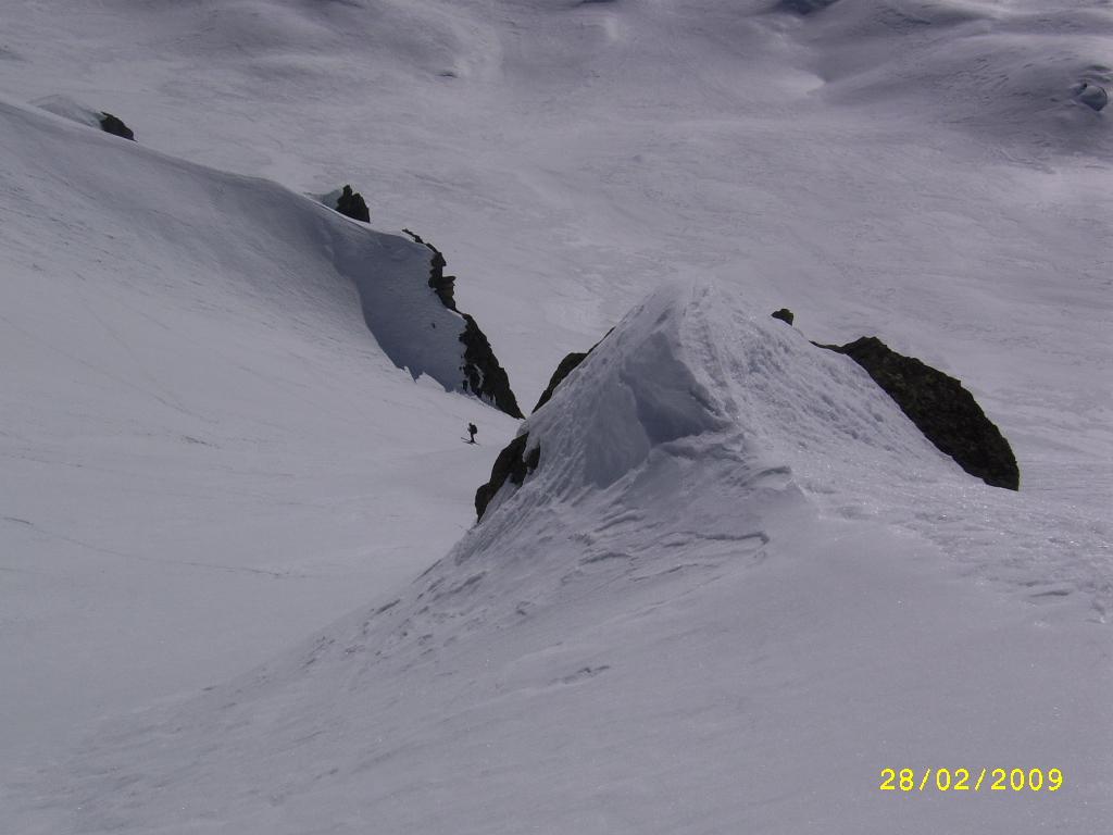 un uomo che si cuoce nel canale