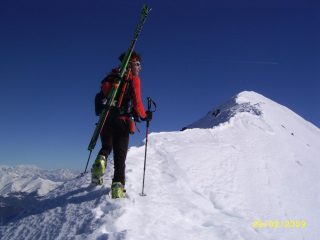un uomo che guarda