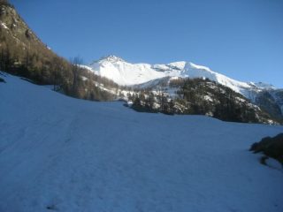 la punta di Valgrande come si presenta al termine del tratto iniziale sui tornanti della strada estiva