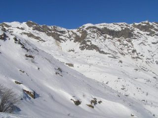 Tantissime valanghe a pera sotto la cima Bonze