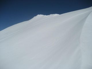 tratto finale della salita orlata da qualche cornice sulla cresta
