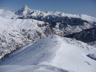 dalla cima, il re di pietra.