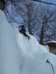 in uscita dal muretto verticale a sinistra