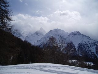 Vista sul gran nomenon e sulla grivola avvolta dalle nuvole