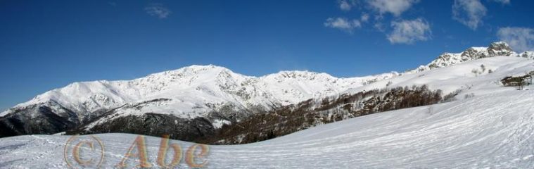 Colma di Mombarone a sinistra e Monte Mucrone a destra.
