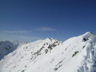 Le due puntine della vetta. Civrari sullo sfondo.