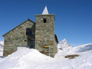 Il Santuario con alle spalle il Cervino
