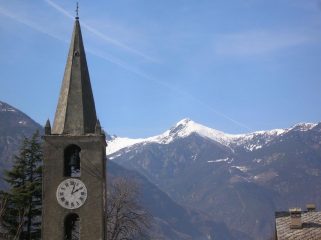 Il pendio sud-orientale del Barbeston con, in primo piano, il campanile romanico di Arnad.
