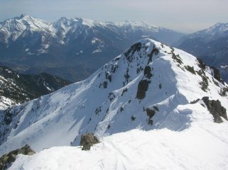 Anticima e cresta est visti dalla punta.