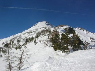 Cresta est ed anticima (a destra la sommità).
