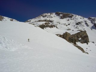 Discesa su firn con la Courbe alle spalle