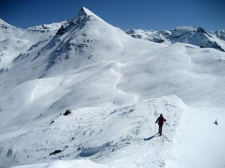 Eugenio in discesa dalla vetta sullo sfondo la Falinere