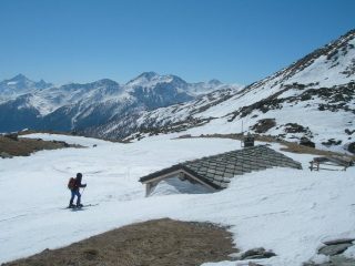 Bivacco Molline semi coperto dalla neve