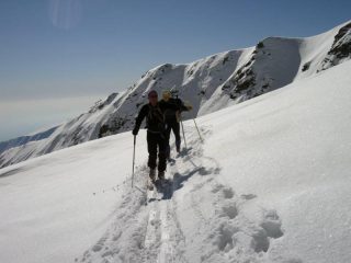 Nell'alto vallone Ricciavrè. Alle spalle dei soci, la Cresta Ciarmgranda