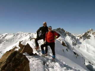 Peccato manchi la foto in tre, ma Michelino attende saggiamente al colletto che si liberi un paio di ramponi per il suo turno in punta!