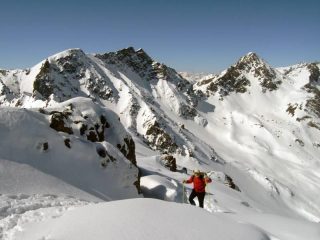 Jek arriva in punta e, dopo un rapido consulto con gli astanti, tutti convengono che di quasi ottuagenario negli immediati paraggi c'è solo lui... 