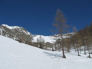 il versante di salita e la cima da quota 1700 m circa