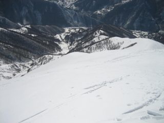 In fondo i prati che portano alle auto.
