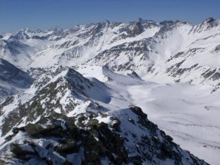 Dalla cima, il monte Lavigna, sulla cresta che separa il vallone di salita (a sx) da quello della Fiutrusa. Al centro della foto, il colle di Reisassetta, che mette in comunicazione i due valloni.