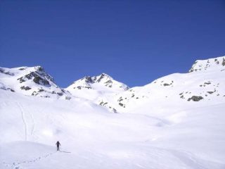 in salita. Sullo sfondo Gran Munt e Cima Rubbia