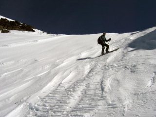 La discesa inizia con un canalino un po' ripido